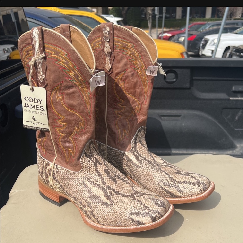 Cowboys Boots . Mens size 11. Genuine snake skin .
